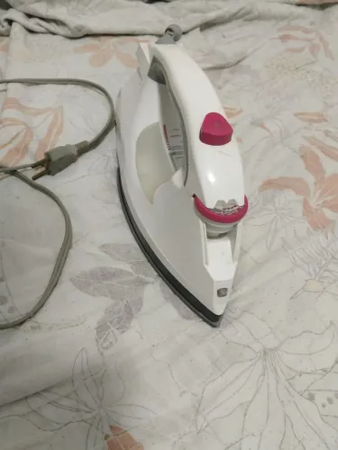 Ferro de passar a vapor Black e Decker 
