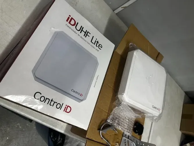 Controlador de acesso Control iD iDUHF Lite novo sem uso