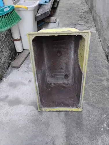 Caixa de luz antiga de ferro fundido para churrasqueira