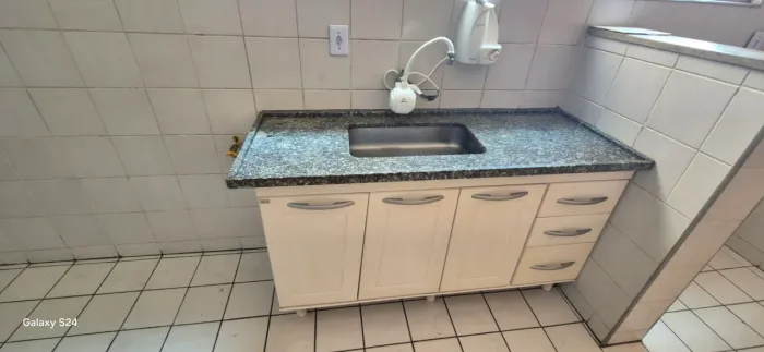 Gabinete com pia em granito em ótimo estado!