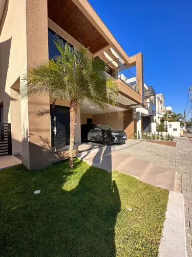 Casa com 4 suítes, piscina privativa no Condomínio Portal do Sol em Piçarras SC