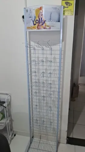 Expositor Vitrine de aço grande c/ painel e cesto - 20 ganchos - Divido de 2x.  