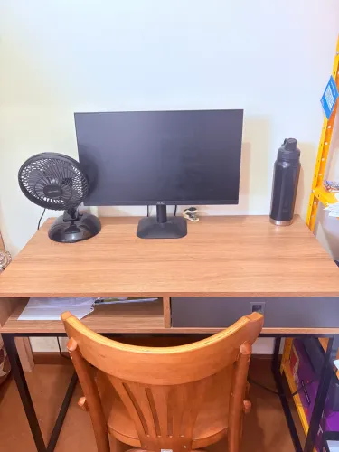 Mesa de trabalho e cadeira em madeira