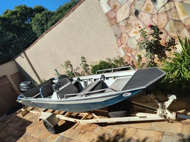 Lancha calaça Havaí 1, motor,comando e carreta