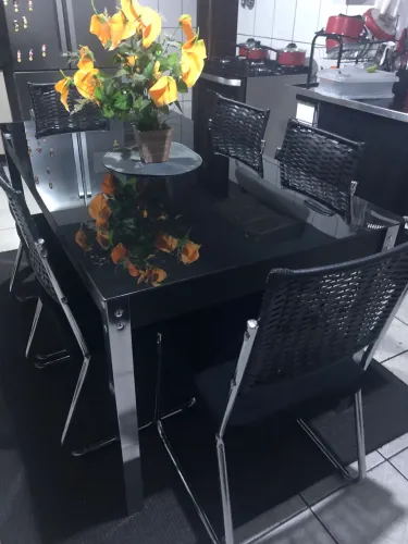 Mesa de jantar com tampo de vidro