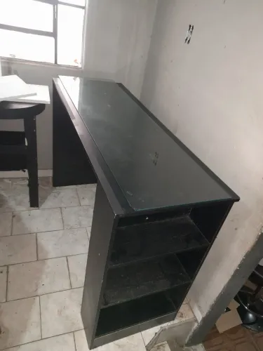 COMODA PARA SALA COM VIDRO MDF PRETO 1,36 X 93 ALTURA 50 ESPESSURA