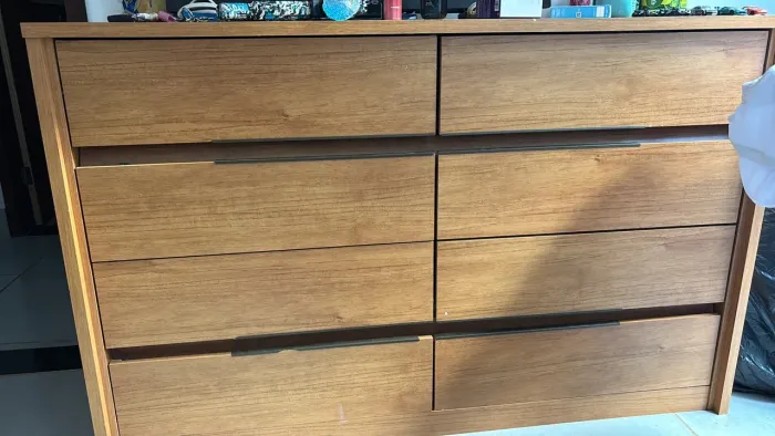 Vende-se cômoda de 8 gavetas.