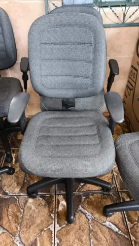 Vende-se cadeira giratório acolchoada