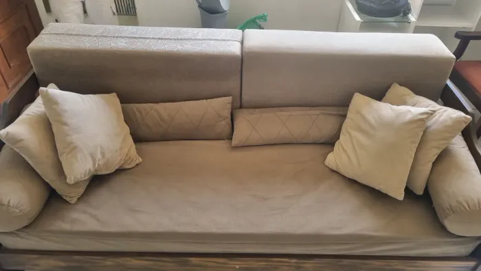 SOFA CAMA BICAMA COM JOGO COMPLETO DE ALMOFADAS