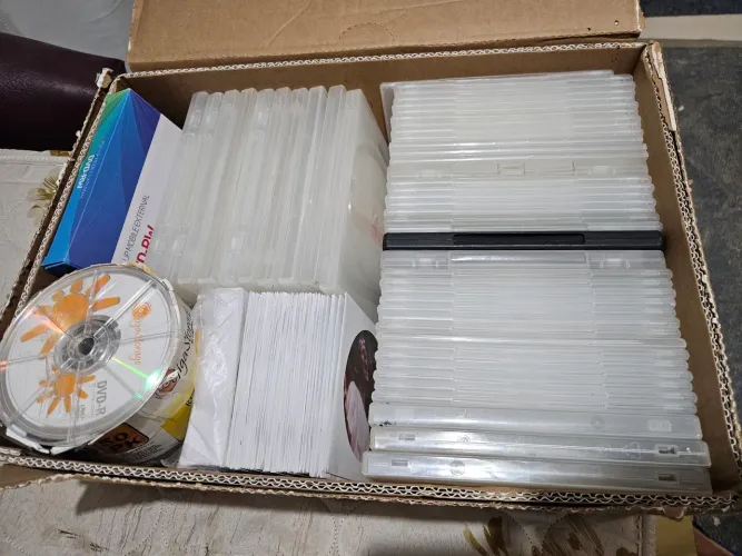 Lote de Midias Completo, Gravador Externo USB Novo, 51 Estojos DVDs, CDs e Acessorios