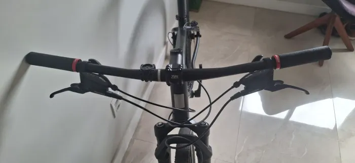 Bicicleta Sense quadro m com suspensão Proshock gravel e pneus Kenda pouco rodada