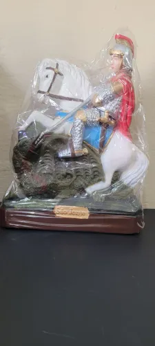Imagem de São Jorge em gesso medindo 30cm