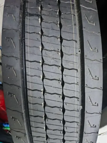 Pneu Michelin Xmulti energy liso para caminhão 