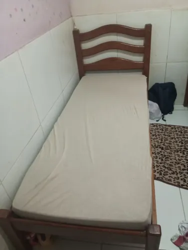 Cama de solteiro de madeira maciça (com colchão)