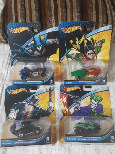 Carrinhos hot wheels characters cars DC COMICS LEIA DESCRIÇÃO.
