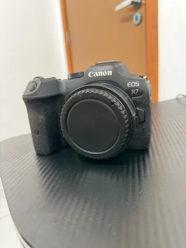 Câmera cânon R7 com adaptador YKEASU + Lente 50mm 1.8