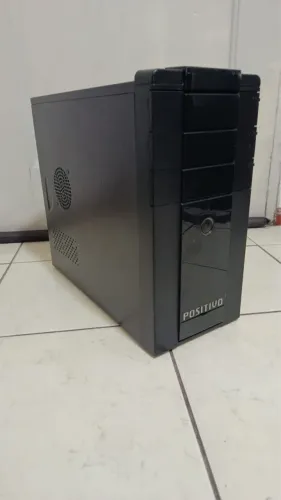 Computador com 2 teclados e mouse