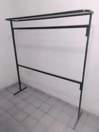 Vendo Arara para roupas. Tamanho 1,60 altura, 1,50 de largura, Base superior 0,28 cm