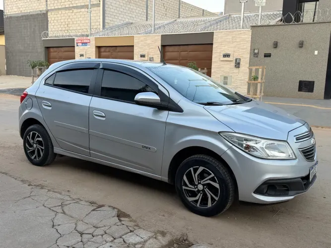 Chevrolet Onix Hatch LT 1.0 8V Flex Power Mec. 4P 2014