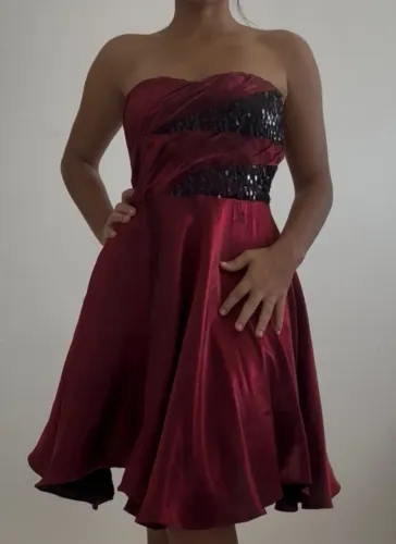 Traje fino vinho em tecido acetinado- ideal para festas