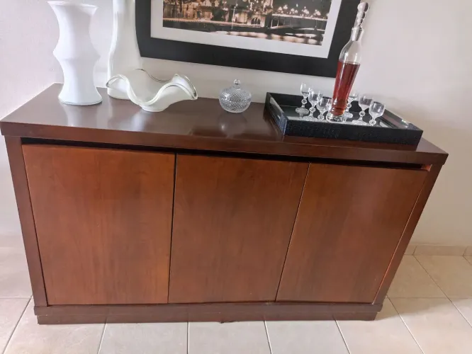 Buffet de madeira maciça na cor imbuia com três portas e uma gaveta interna e prateleiras 