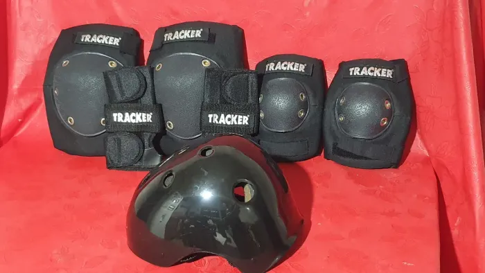 Kit de proteção Tracker joelheira cotoveleira protetor de punho e capacete 