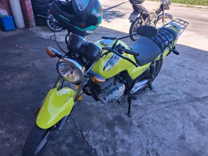 Vendo esta yes  ano 2014 chamar *94