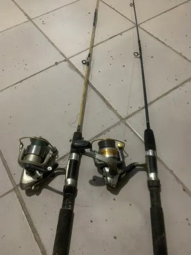 2 Varas de pesca com molinetes $200