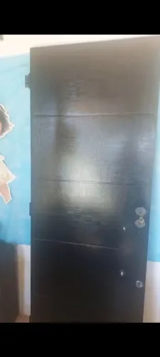 Quero vender uma porta de condomínio ou serve etc. Usada mais está em ótimo estado,pra usa