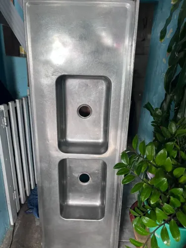 Vende-se uma pia inox com duas cubas usada com altura de 1,70 e 50 cm dd largura valor 400