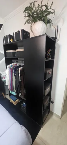 Guarda-roupa aberto estilo closet.