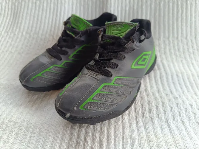 Chuteira society Umbro infantil tamanho 29