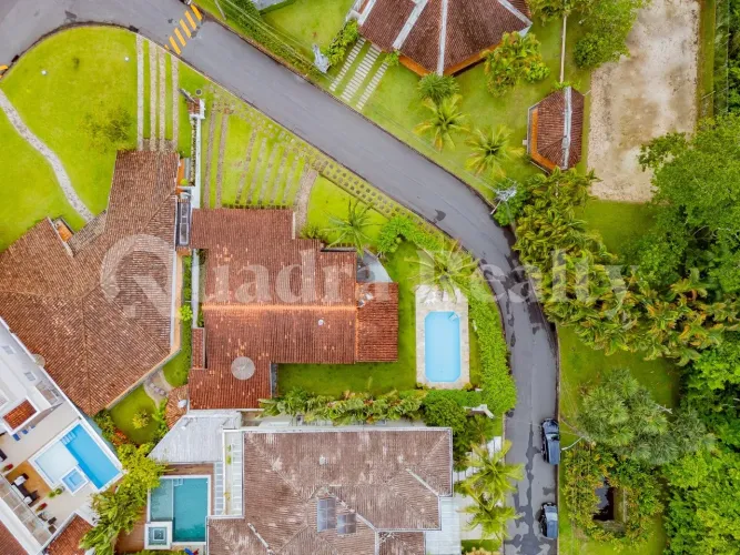 Casa com estilo rústico próxima à praia