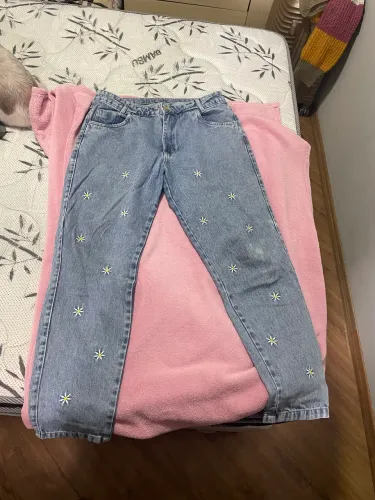Calça jeans com detalhes de flor Margarida 42