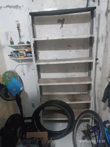 Estante de ferro