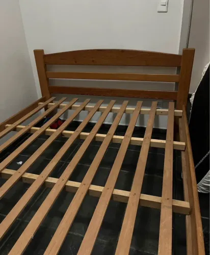 Cama de casal de madeira