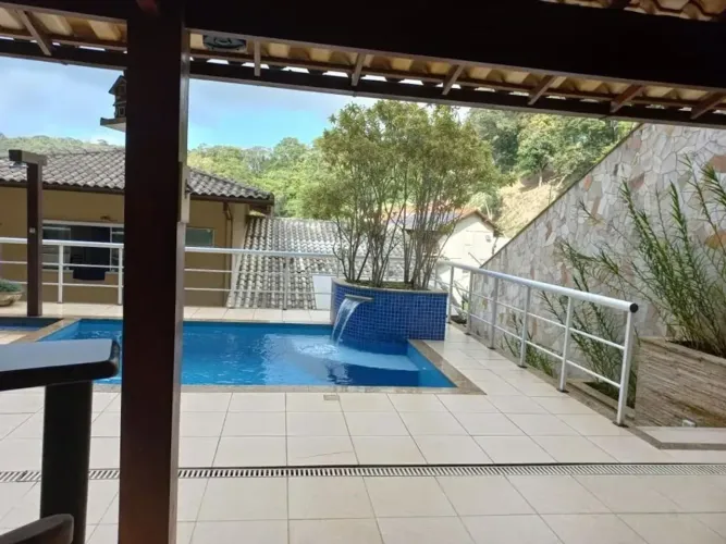 BS IMOBILIÁRIA VENDE E ALUGA! Excelente casa duplex de alto padrão em condomínio fechado,