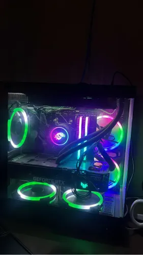 computador ryzen 7 5700x3d com uma rtx 3070, 32 de ram, ssd nvme 500 gb.
