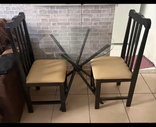 Mesa de vidro com 2 cadeiras 