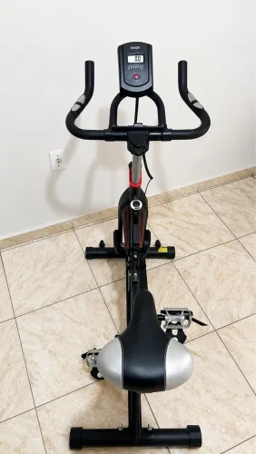Bike spinning KIKOS F5i - Preta, roda de inércia 10kg, suporta 120kg - Usada