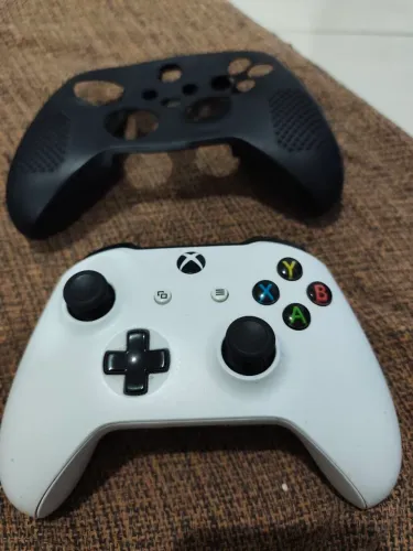 Controle XBOX ONE S ZERO ACOMPANHA CAPINHA SOMENTE VENDA ACEITO PROPOSTAS