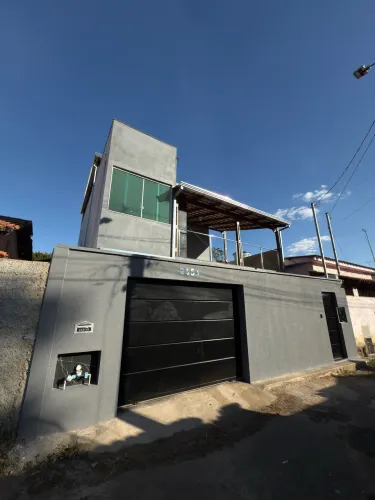 VENDE-SE CASA DE 3 ANDARES, EM MATHEUS LEME COM VISTA A SERRA DO ELEFANTE