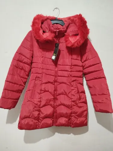 Casaco puffer feminino vermelho com capuz de pele sintética removível
