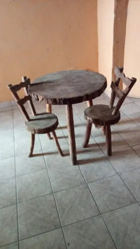 Mesa redonda de tronco de madeira Reliquia 