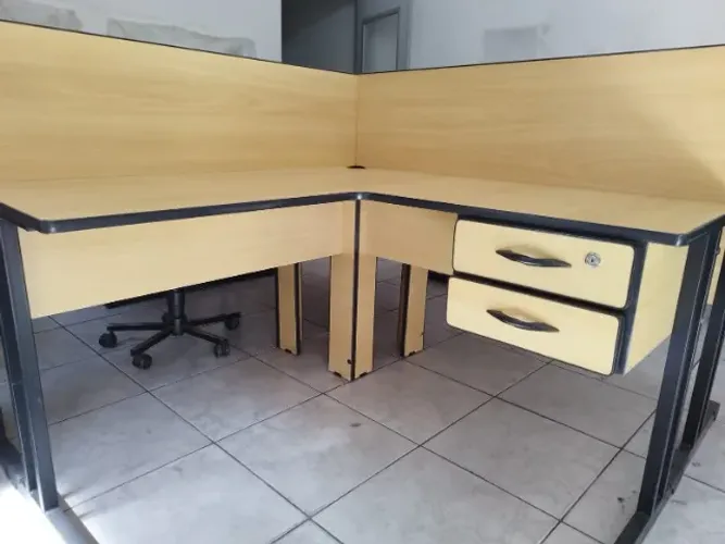 Conjunto com 04 mesas de escritorio / estação de trabalho