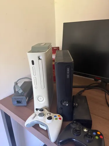 2 Xbox 360 com dois controles desbloqueados