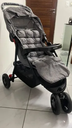 Carrinho de bebê pouquíssimo usado