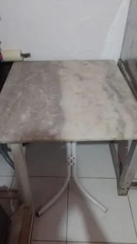 Vendo essa mesa em bom estado só não tem as cadeiras mesa de granito