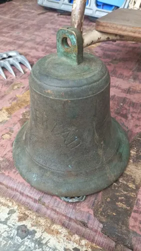 Sino antigo em bronze com a escrita "LIBERTAD" 
