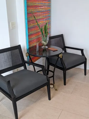 Poltronas Tokstok e mesa lateral